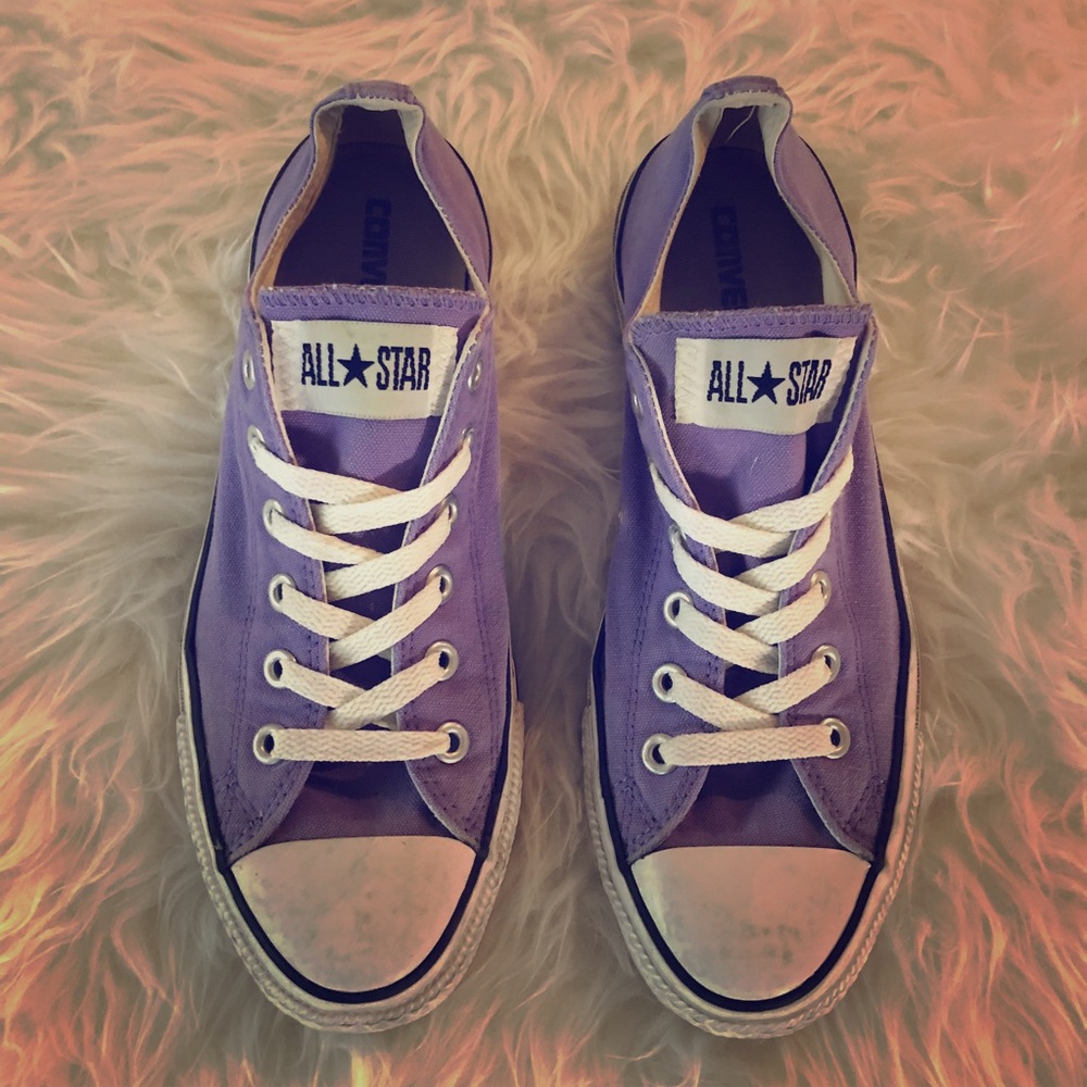 Women’s Lavendar Chuck Taylors💜🦄